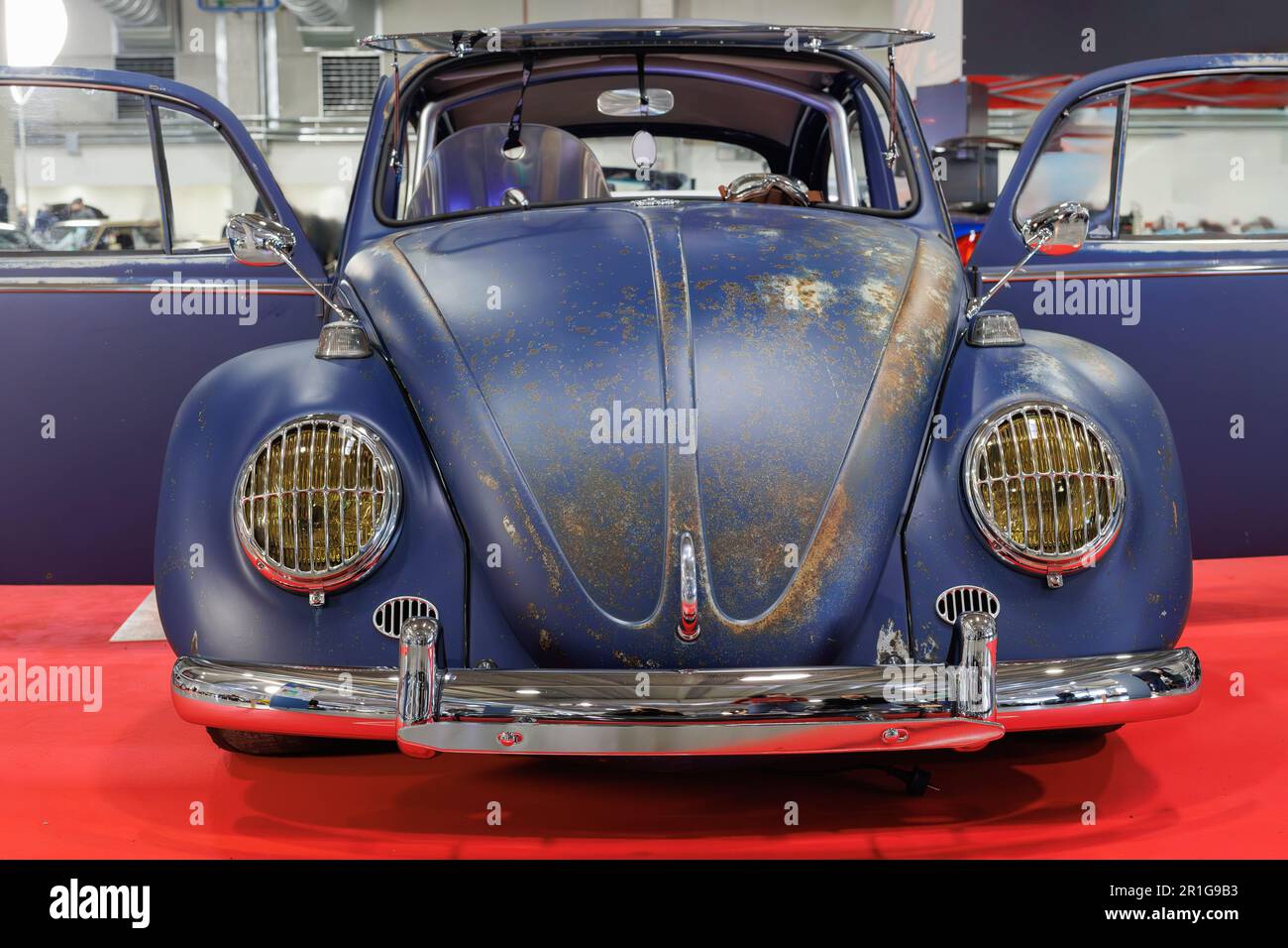 Vecchio modello di scarabeo Volkswagen con carrozzeria esterna Rusty ma rinnovato internamente. Foto Stock