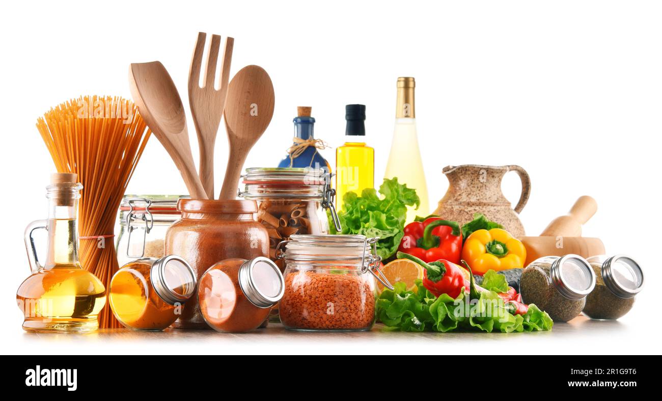 Un assortimento di prodotti alimentari e di utensili da cucina isolati su sfondo bianco Foto Stock