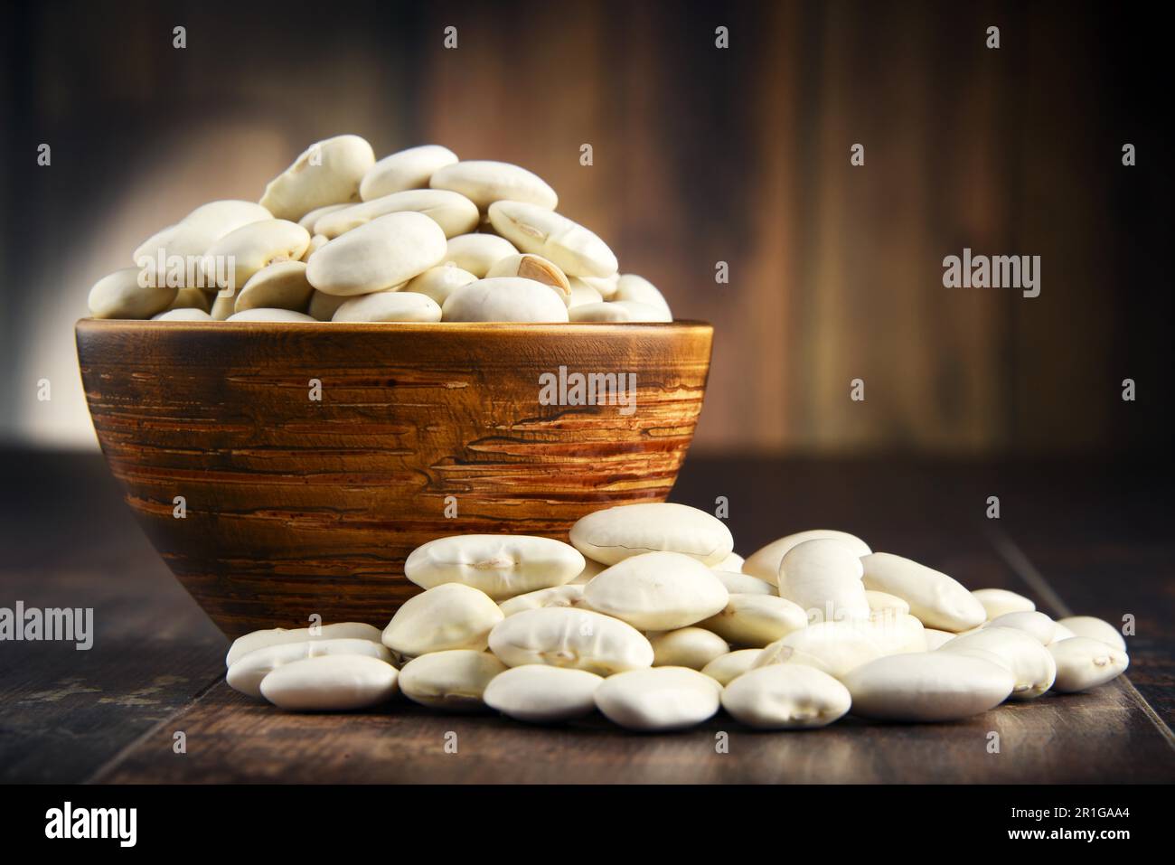 Composizione con tazza di fagioli bianchi sul tavolo di legno Foto Stock