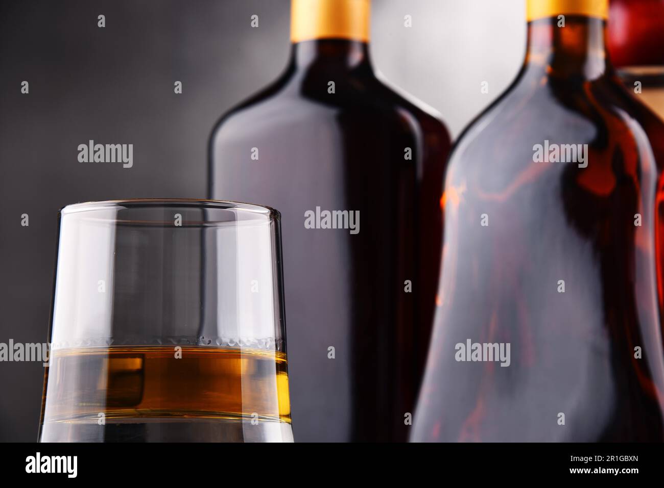 Composizione con vetro e bottiglie di liquori Foto Stock