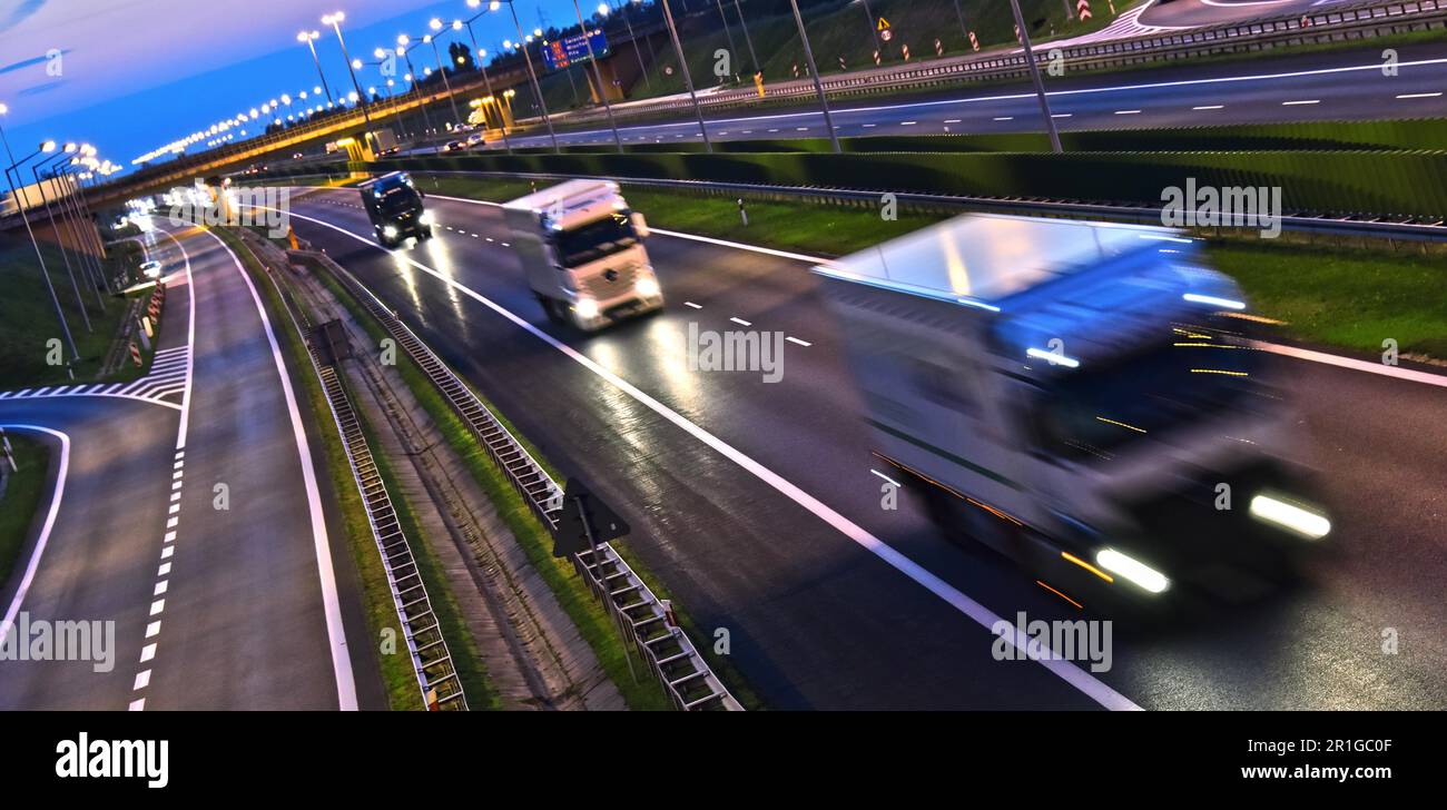 I carrelli su quattro corsie di accesso controllato in autostrada in Polonia Foto Stock