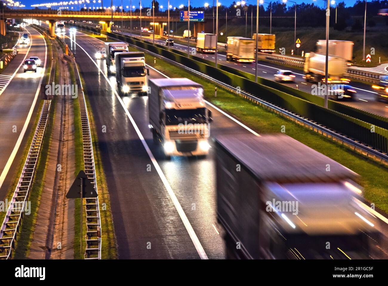 I carrelli su quattro corsie di accesso controllato in autostrada in Polonia Foto Stock