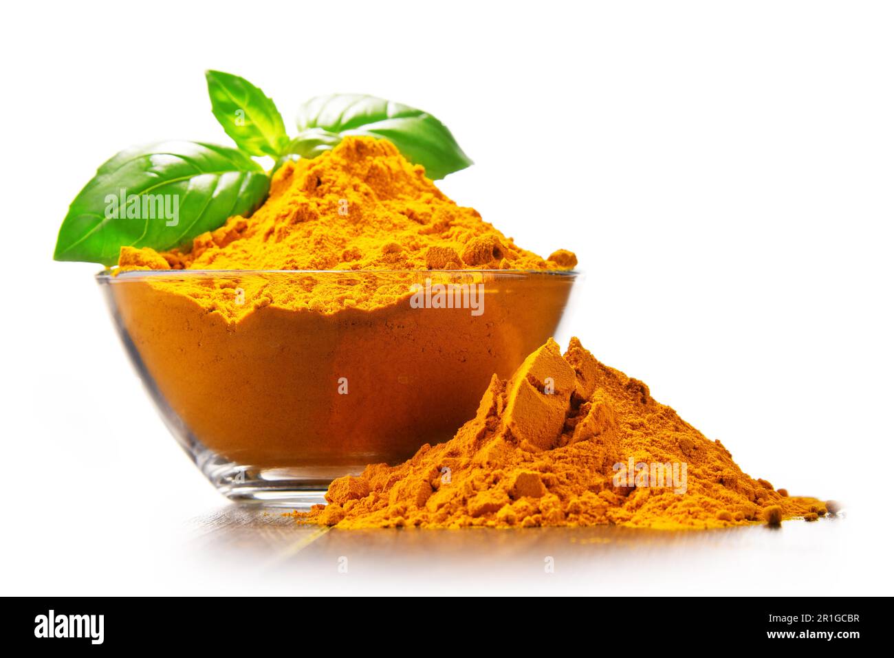 Ciotola di curcuma in polvere isolata su sfondo bianco Foto Stock