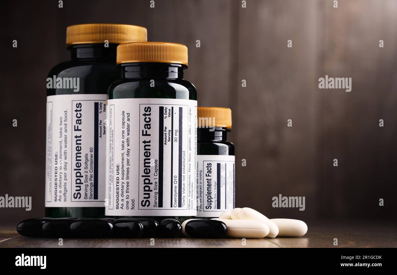 Composizione con supplemento dietetico di contenitori. Pillole di farmaco Foto Stock