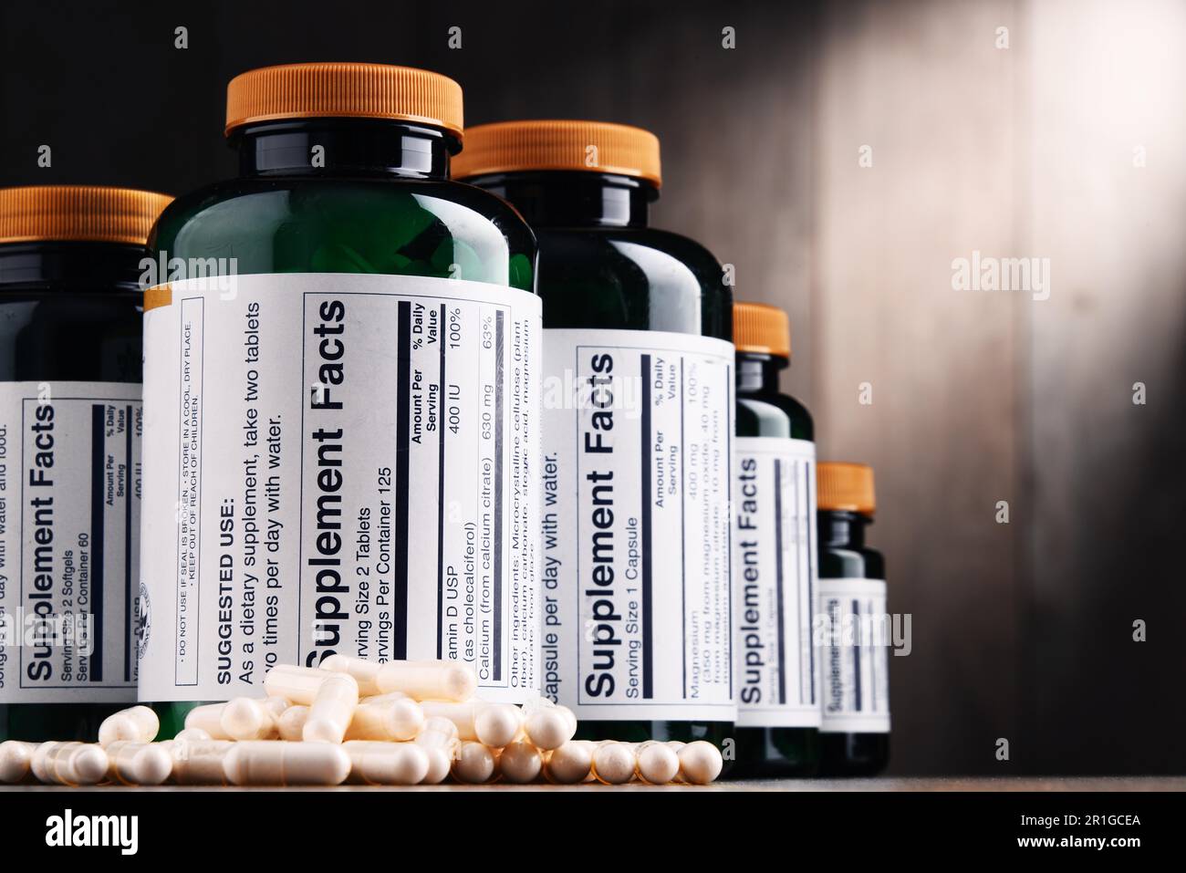 Composizione con supplemento dietetico di contenitori. Pillole di farmaco Foto Stock