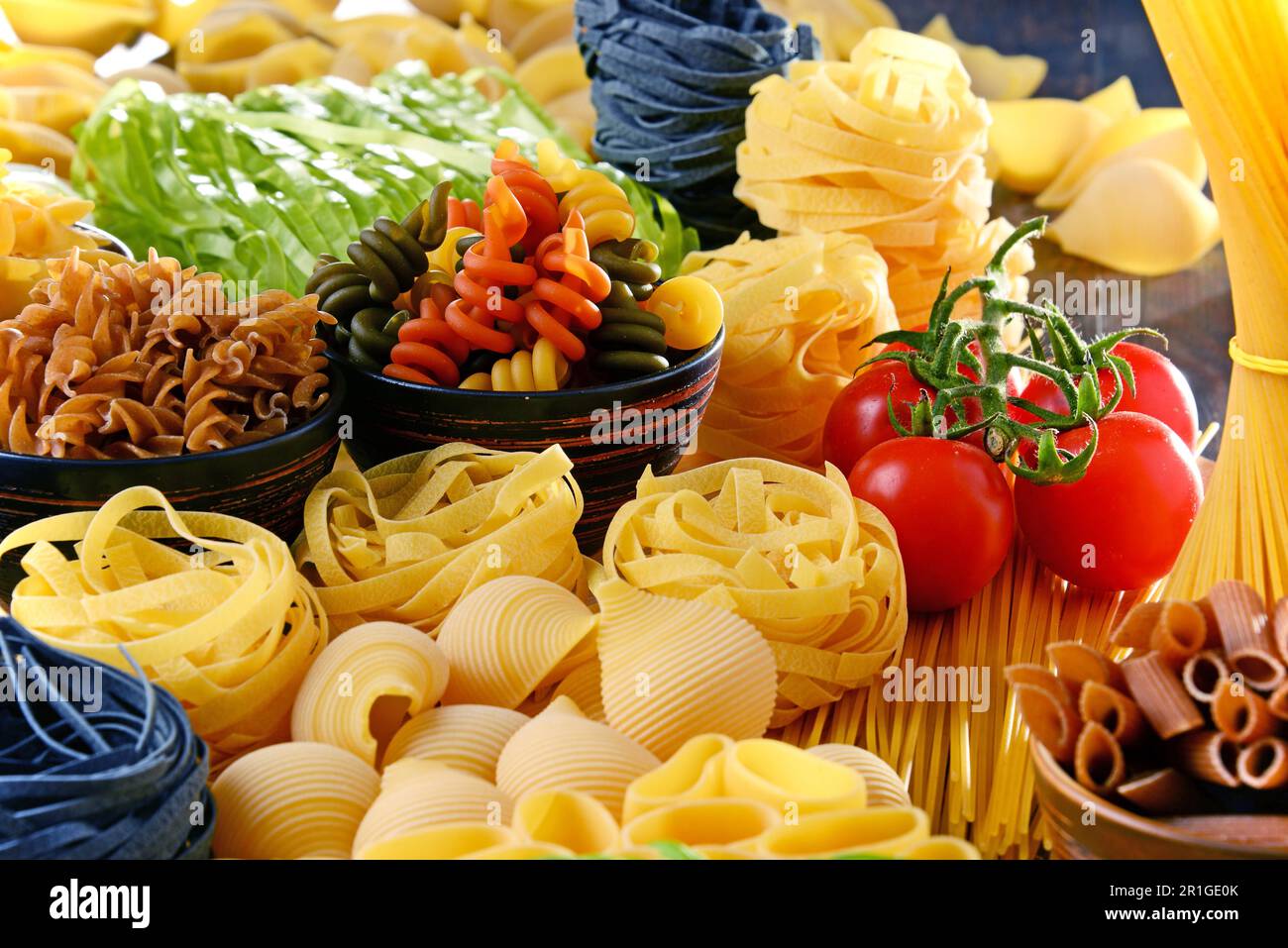 Composizione con diversi tipi di pasta sul tavolo da cucina Foto Stock
