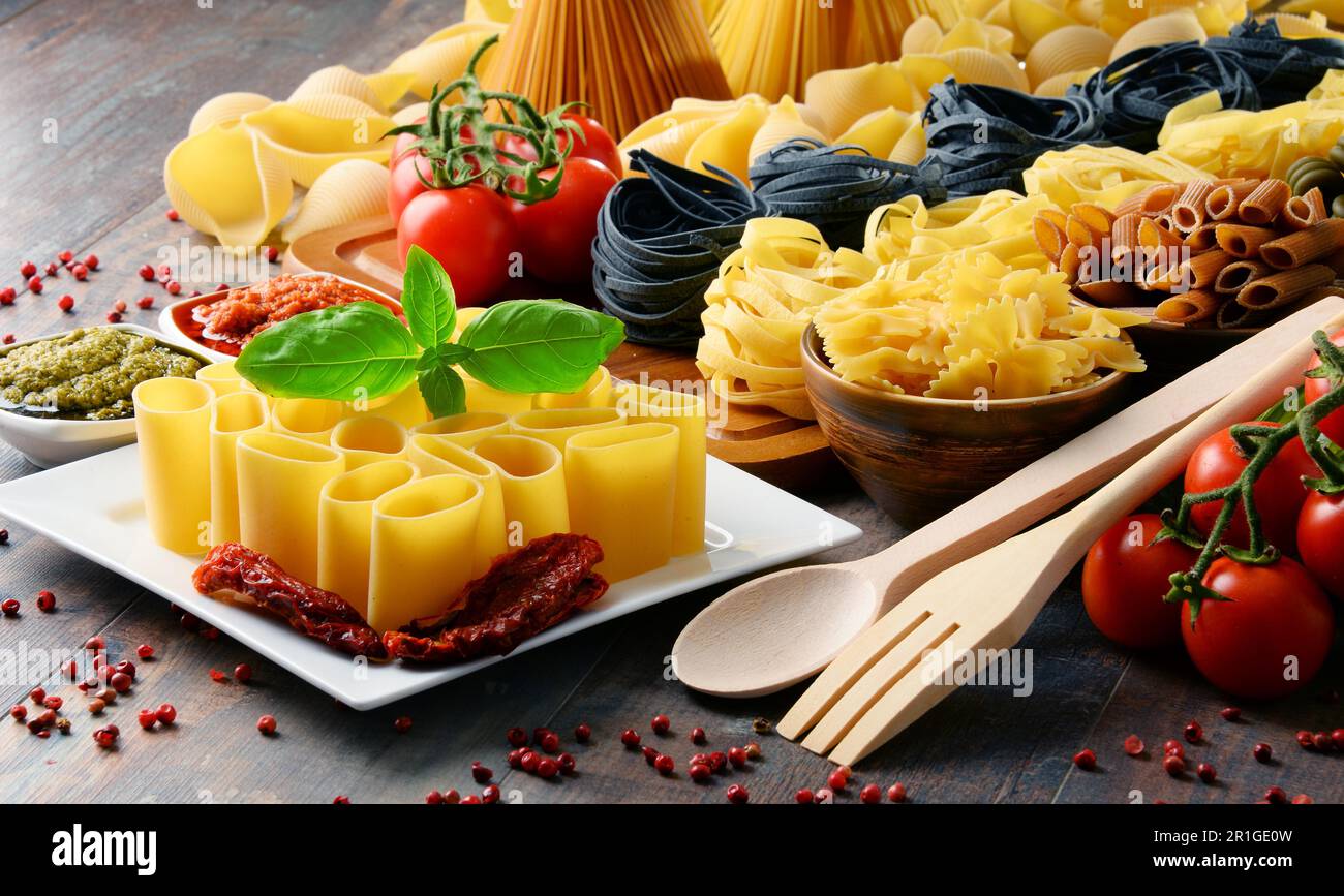 Composizione con diversi tipi di pasta sul tavolo da cucina Foto Stock