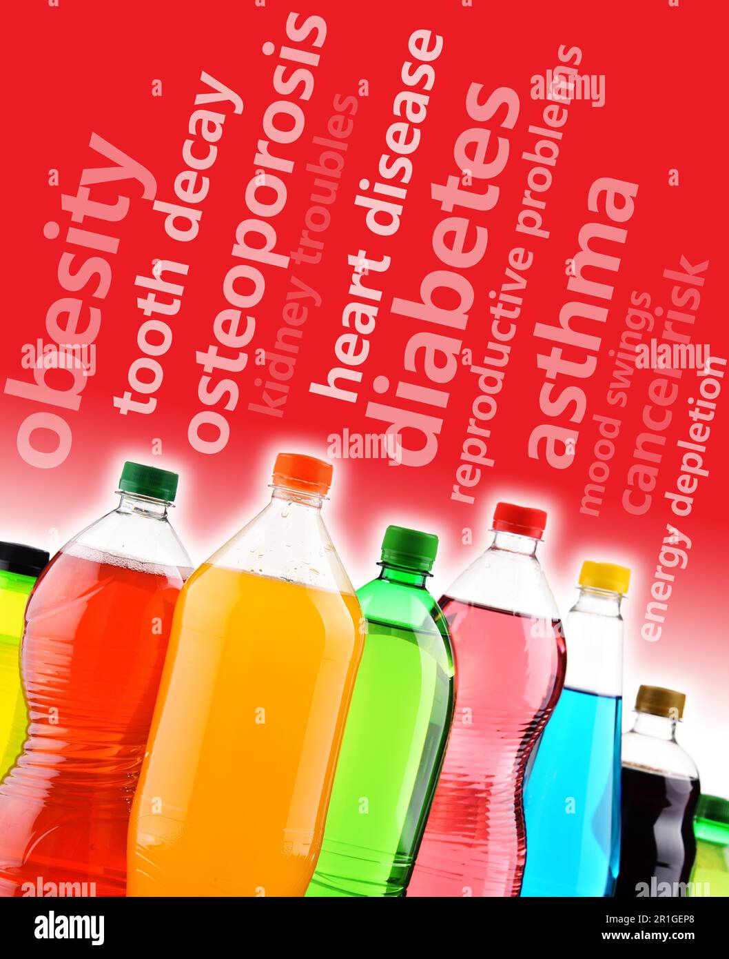 Le bottiglie di plastica di un assortimento di bevande analcoliche gassate su sfondo bianco Foto Stock