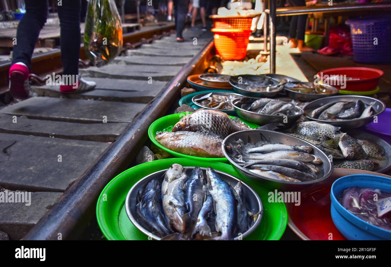 La vendita di cibo sul Maeklong mercato ferroviario in Thailandia Foto Stock