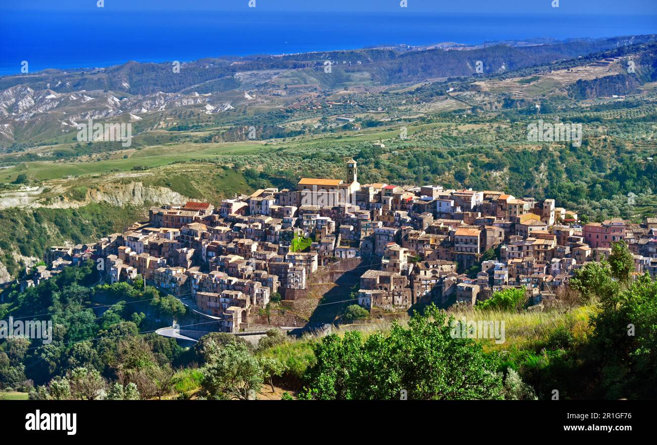 Badolato è un comune italiano di 400 abitanti della provincia di Catanzaro,  Calabria Foto stock - Alamy