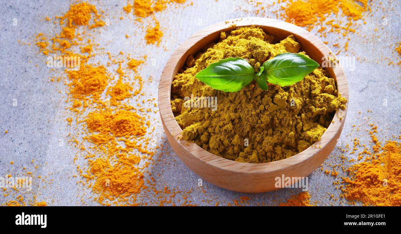 Composizione con ciotola di curry in polvere Foto Stock