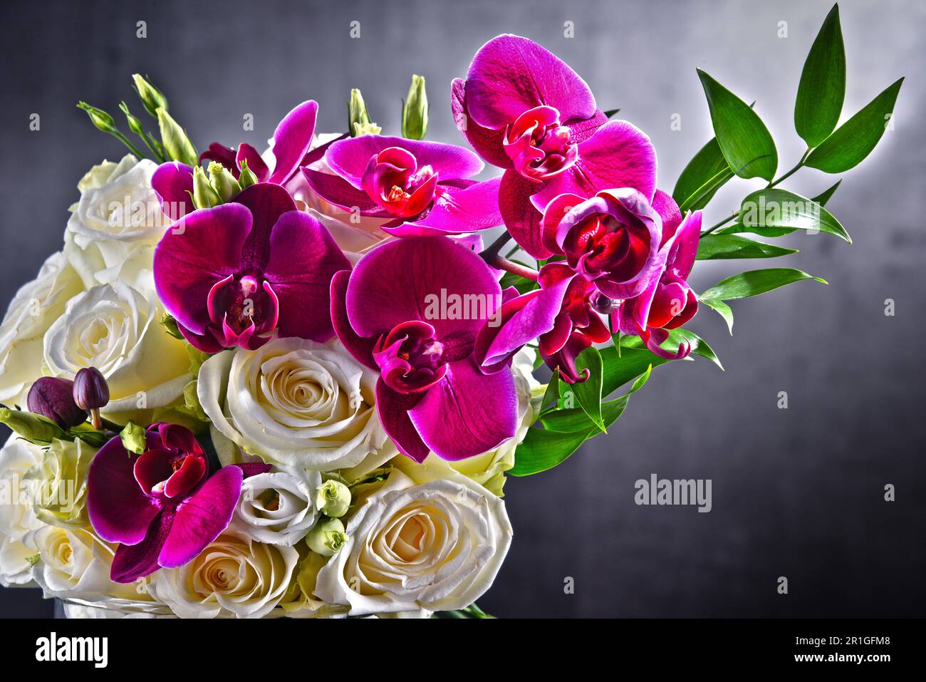 Composizione con bouquet di fiori recisi di fresco Foto Stock