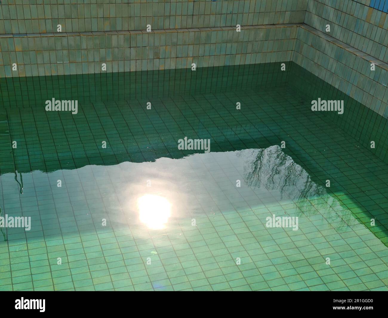 piscina pubblica all'aperto quasi vuota Foto Stock