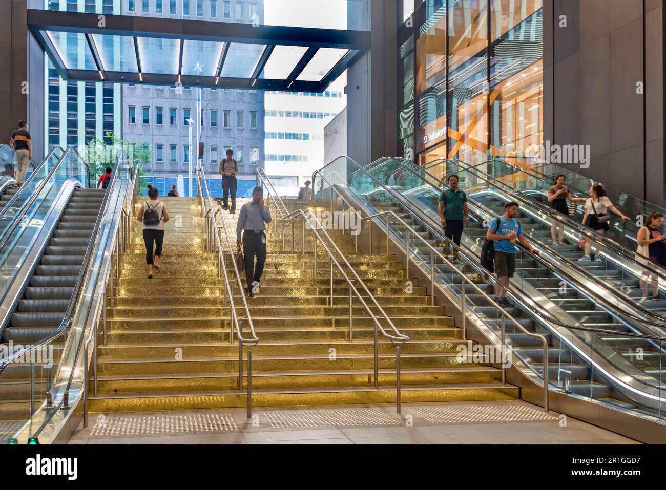 Gennaio 2023: I gradini che portano da George Street alla stazione ferroviaria di Wynyard sono stati ricoperti da un involucro color oro a Sydney, Australia Foto Stock