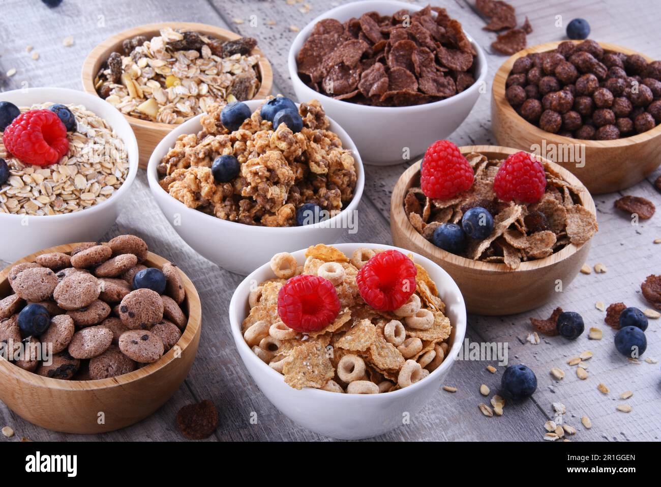 Ciotole contenenti diversi tipi di cereali per la colazione Foto