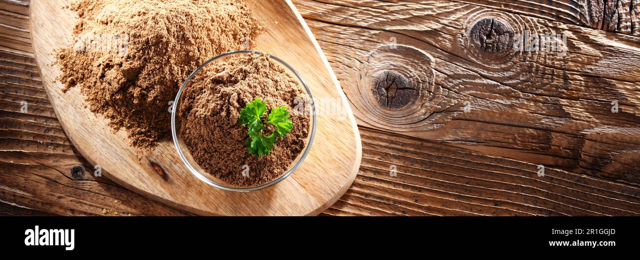 Composizione con una ciotola di coriandolo macinato Foto Stock