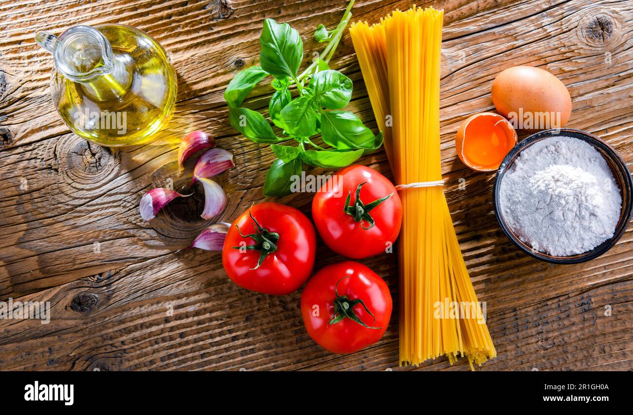Composizione con spaghetti secchi e ingredienti di pasta Foto Stock