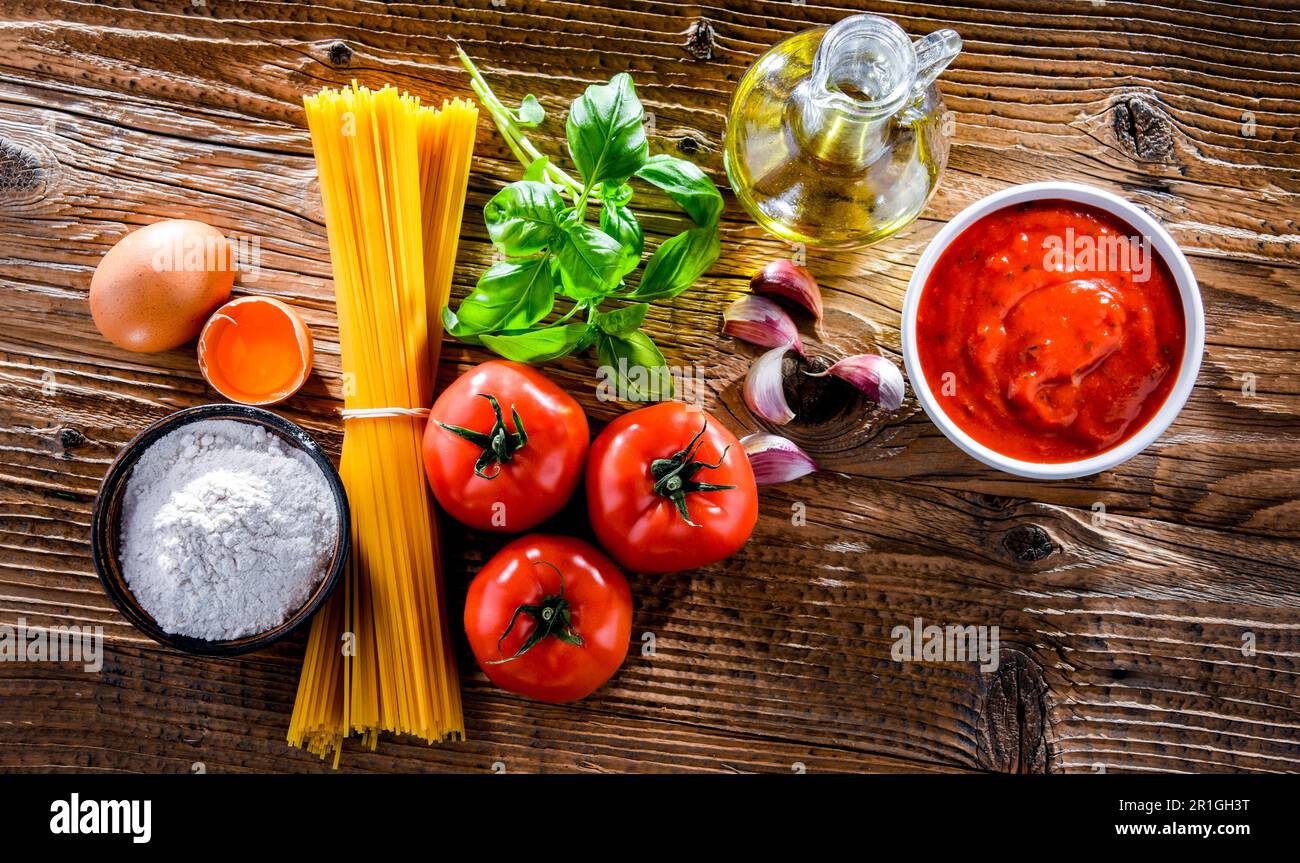 Composizione con spaghetti secchi e ingredienti di pasta Foto Stock