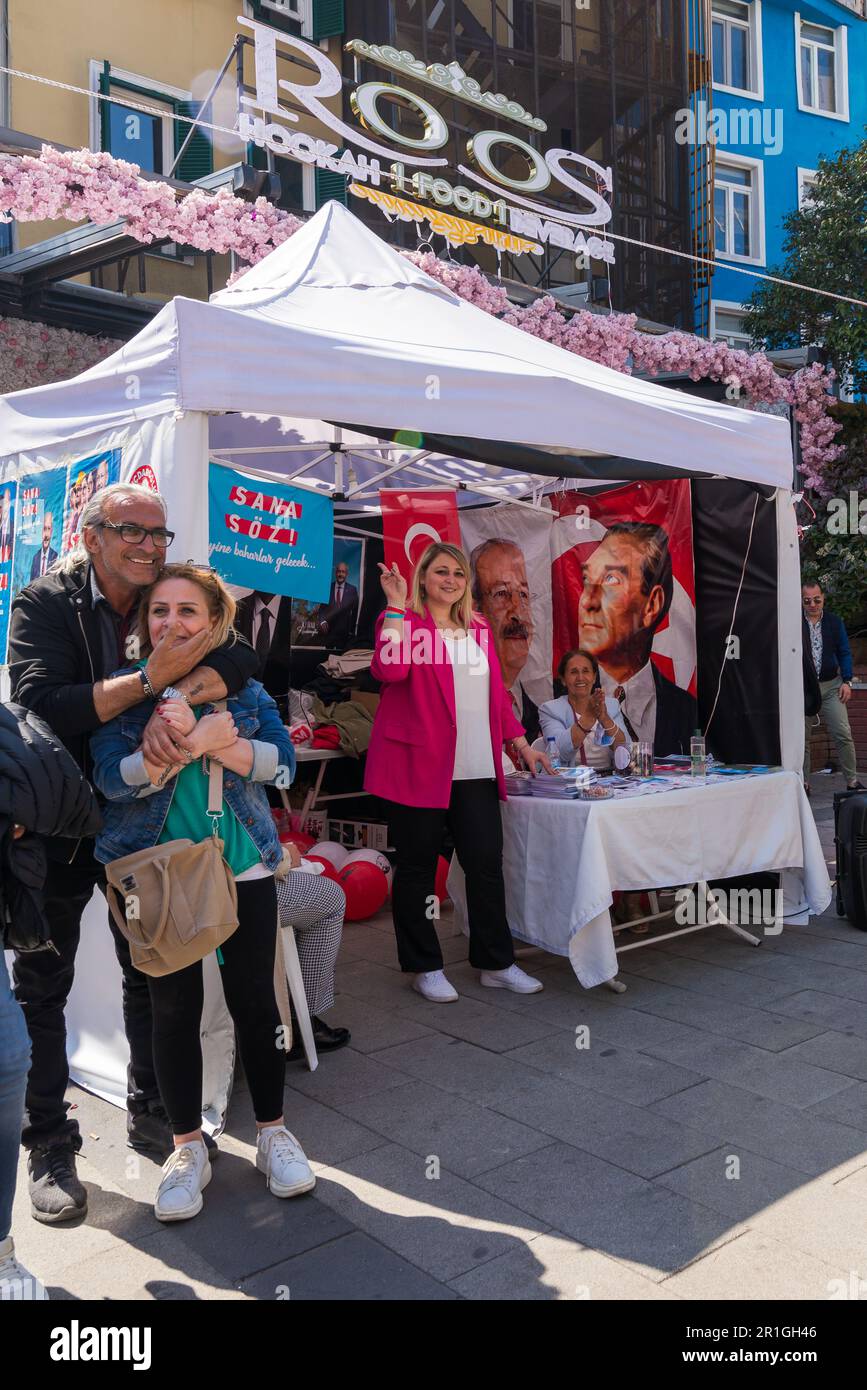 Istanbul, Turchia - 13 2023 maggio: Tenda del Partito popolare Repubblicano nel quartiere di Ortakoy durante le elezioni del 2023 Foto Stock