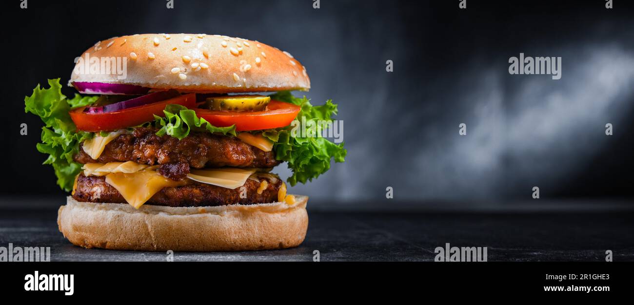 Hamburger con formaggio e verdure fresche Foto Stock