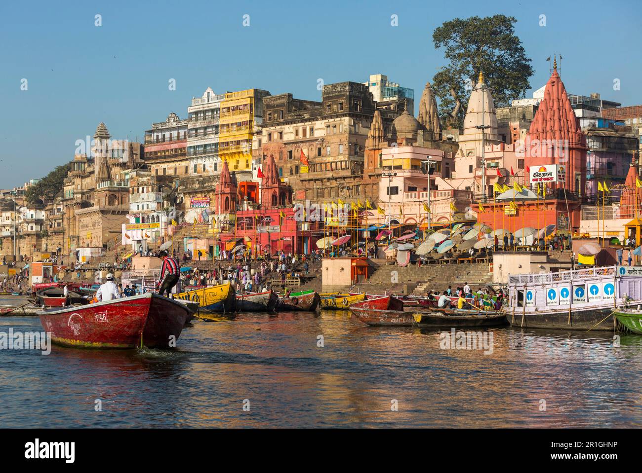 Vista della città, gita in barca al mattino presto sul fiume santo Ganges, vista della città con ghats, Varanasi, Utttar Pradesh, India Foto Stock