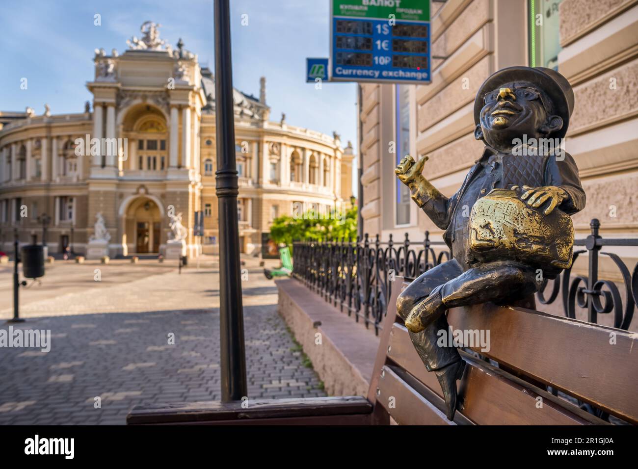 Piccola scultura in bronzo del banchiere seduto su una panchina a Odessa, Ucraina Foto Stock