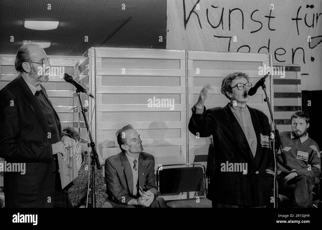 GDR, Berlino, 04.03.1990, domanda di uso culturale, discussione: Irene Runge (al mike), Wolfgang Templin (1st da destra) Foto Stock