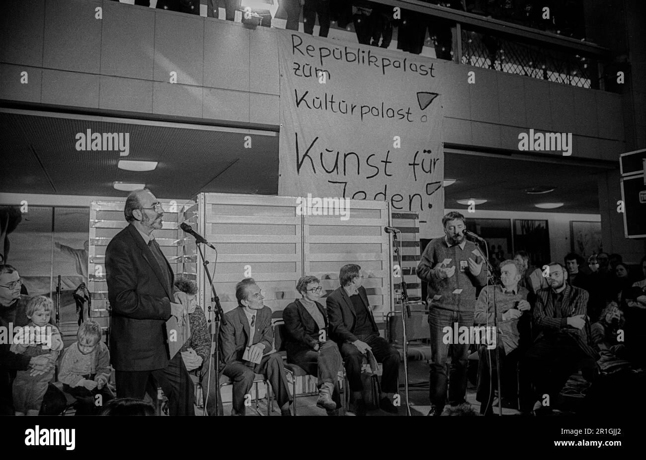 GDR, Berlino, 04.03.1990, domanda di uso culturale, discussione: Irene Runge (centro), Wolfgang Templin (micro) (destra), Friedrich Schorlemmer Foto Stock