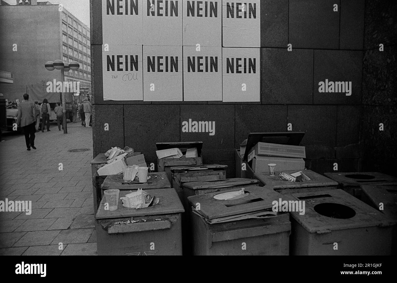 GDR, Berlino, 18.03.1990, manifesti alla stazione di Alexanderplatz: No, No, No Foto Stock