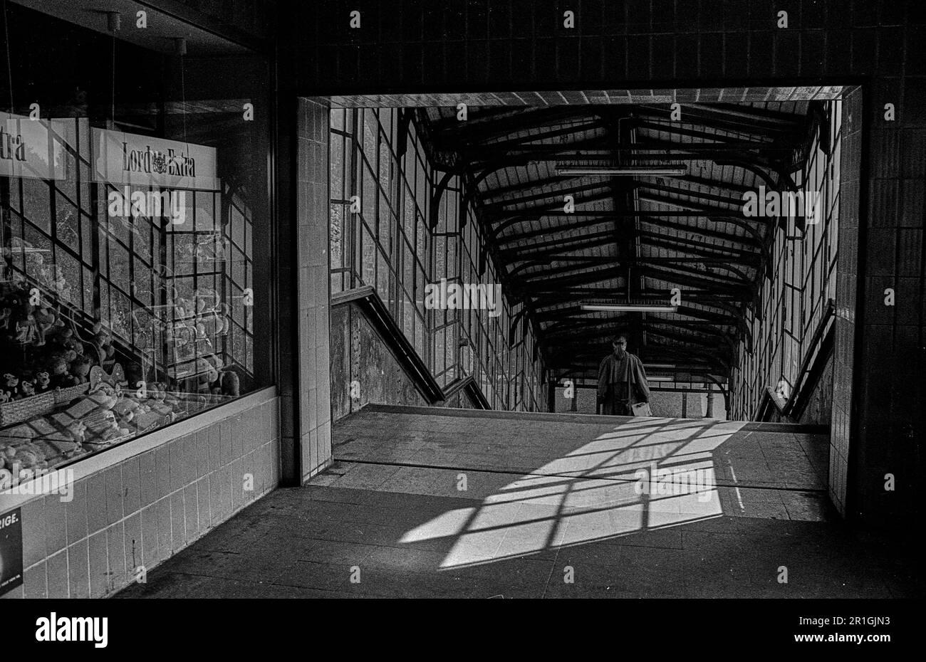 GDR, Berlino, 24.04.1990, stazione della metropolitana Gesundbrunnen, accesso al binario, scale Foto Stock