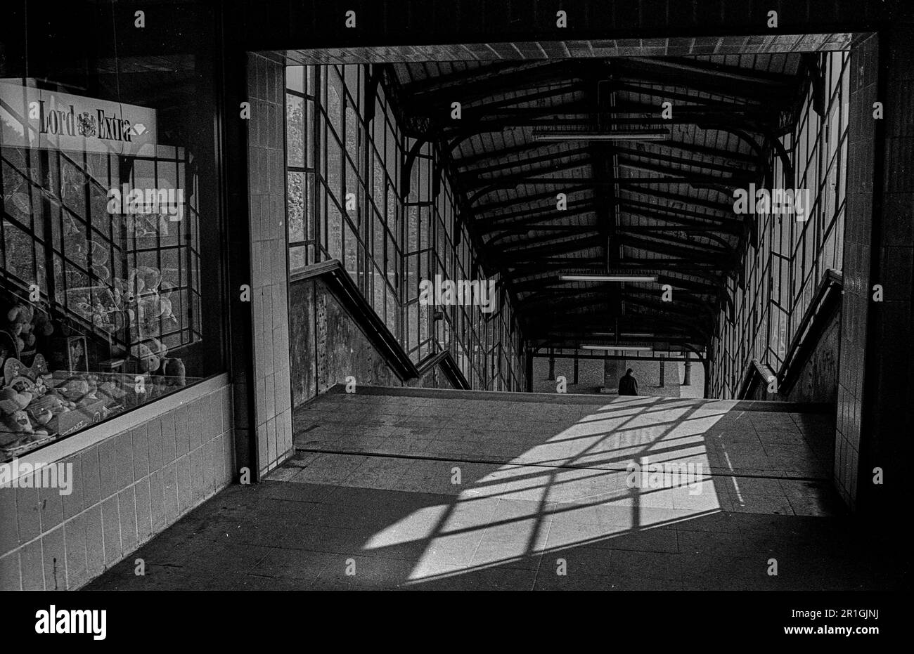 GDR, Berlino, 24.04.1990, stazione della metropolitana Gesundbrunnen, accesso al binario, scale Foto Stock