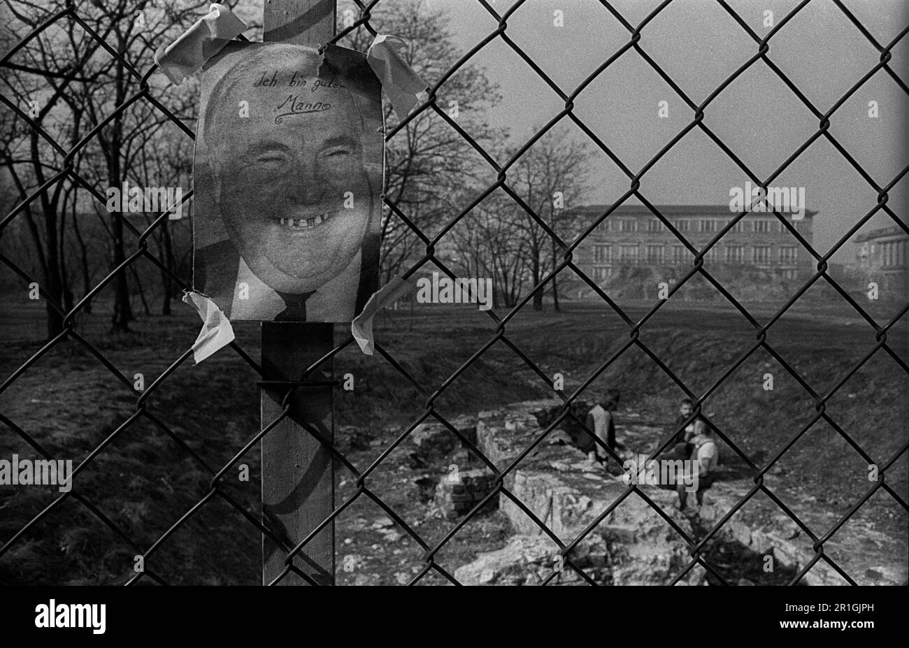 GDR, Berlino, 16.03.1990, poster cavolo sulla recinzione al sito di scavo Topografia del terrore, sullo sfondo il Gropius Bau (sono buono Foto Stock