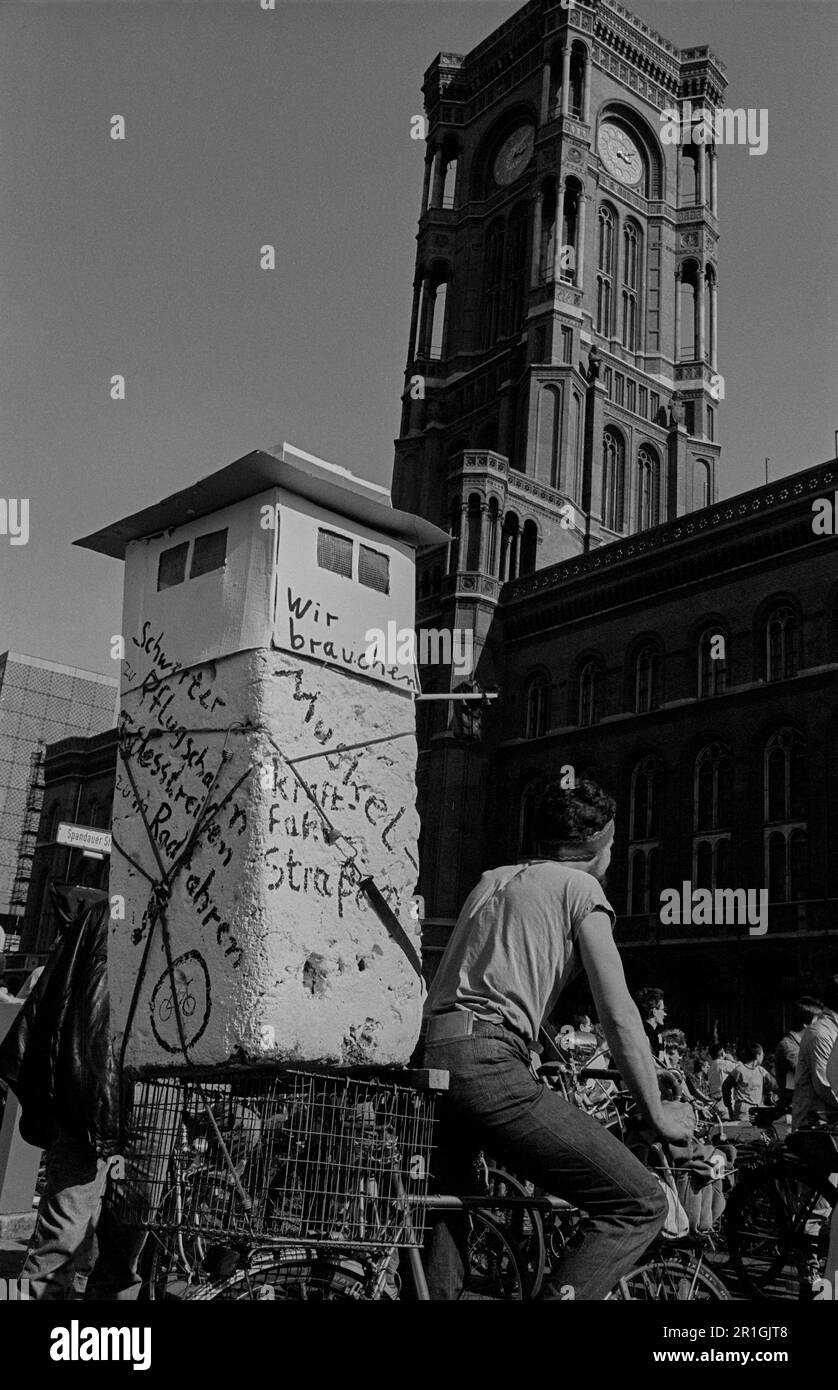 GDR, Berlino, 01.04.1990, dimostrazione in bicicletta dal Municipio Rosso a Falkplatz, torre di confine in cartone Foto Stock
