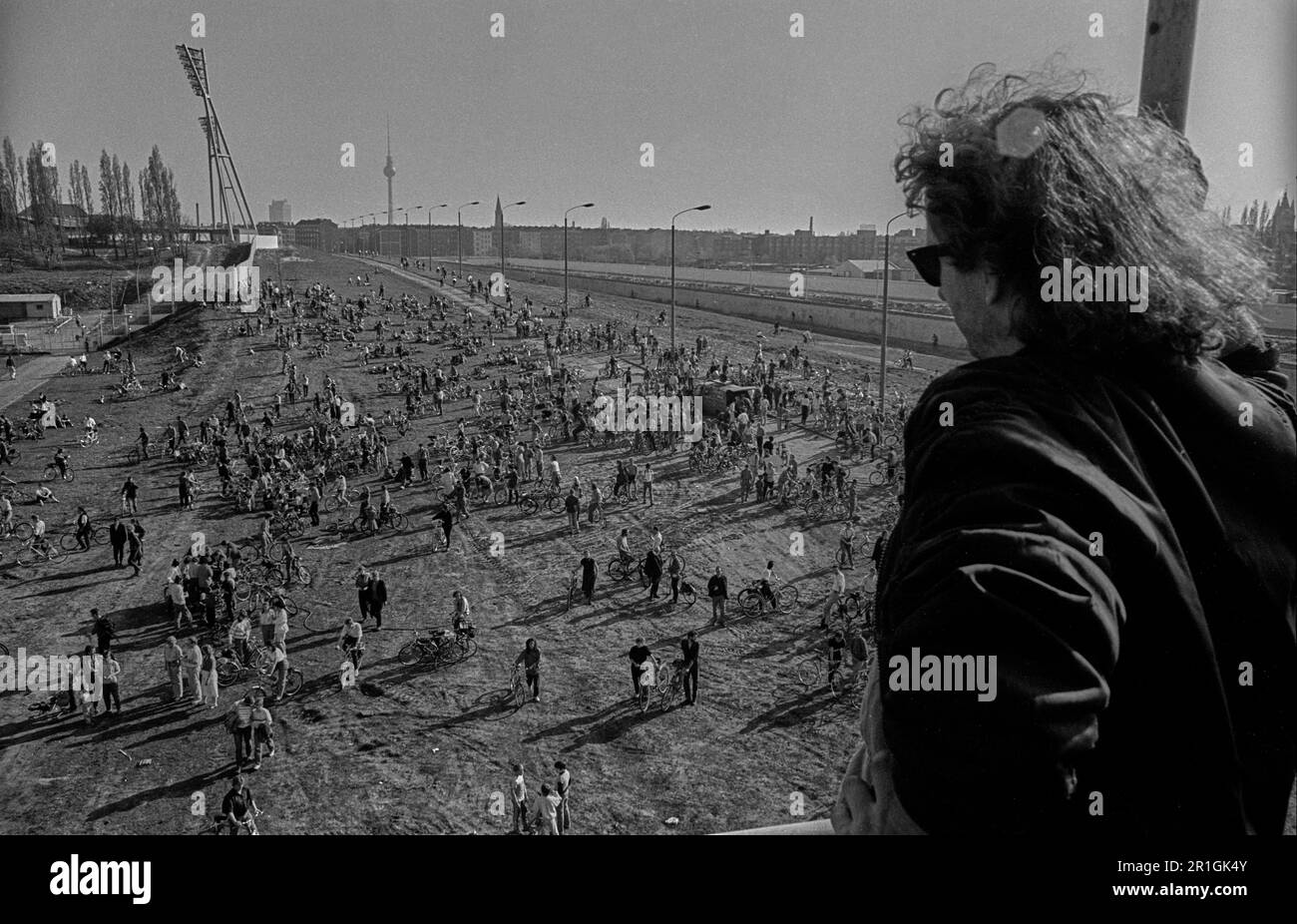 GDR, Berlino, 01.04.1990, Vista dalla torre di guardia, i sostenitori del parco che piantano alberi sulla striscia della parete a Falkplatz, più tardi Mauerpark, bicicletta Foto Stock