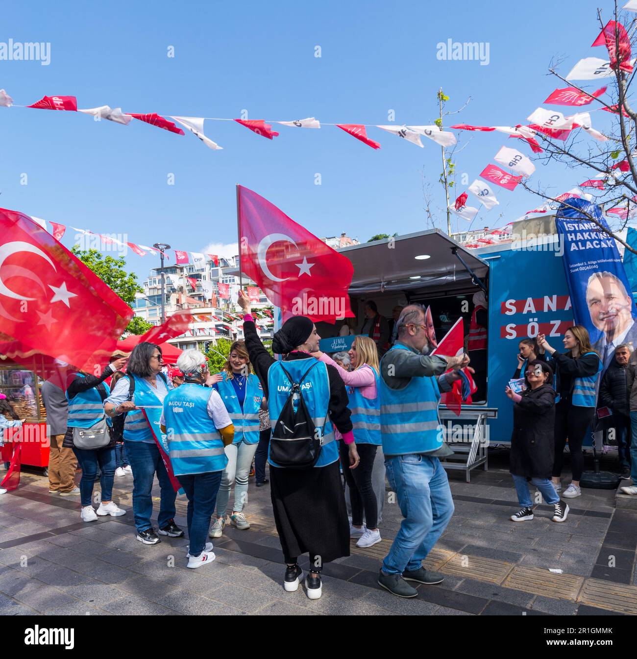 Istanbul, Turchia - 13 2023 maggio: I sostenitori di Kemal Kilicdaroglu ballano mentre tengono le bandiere turche davanti al chiosco del Partito popolare Repubblicano nel quartiere di Uskudar durante le elezioni del 2023 Foto Stock