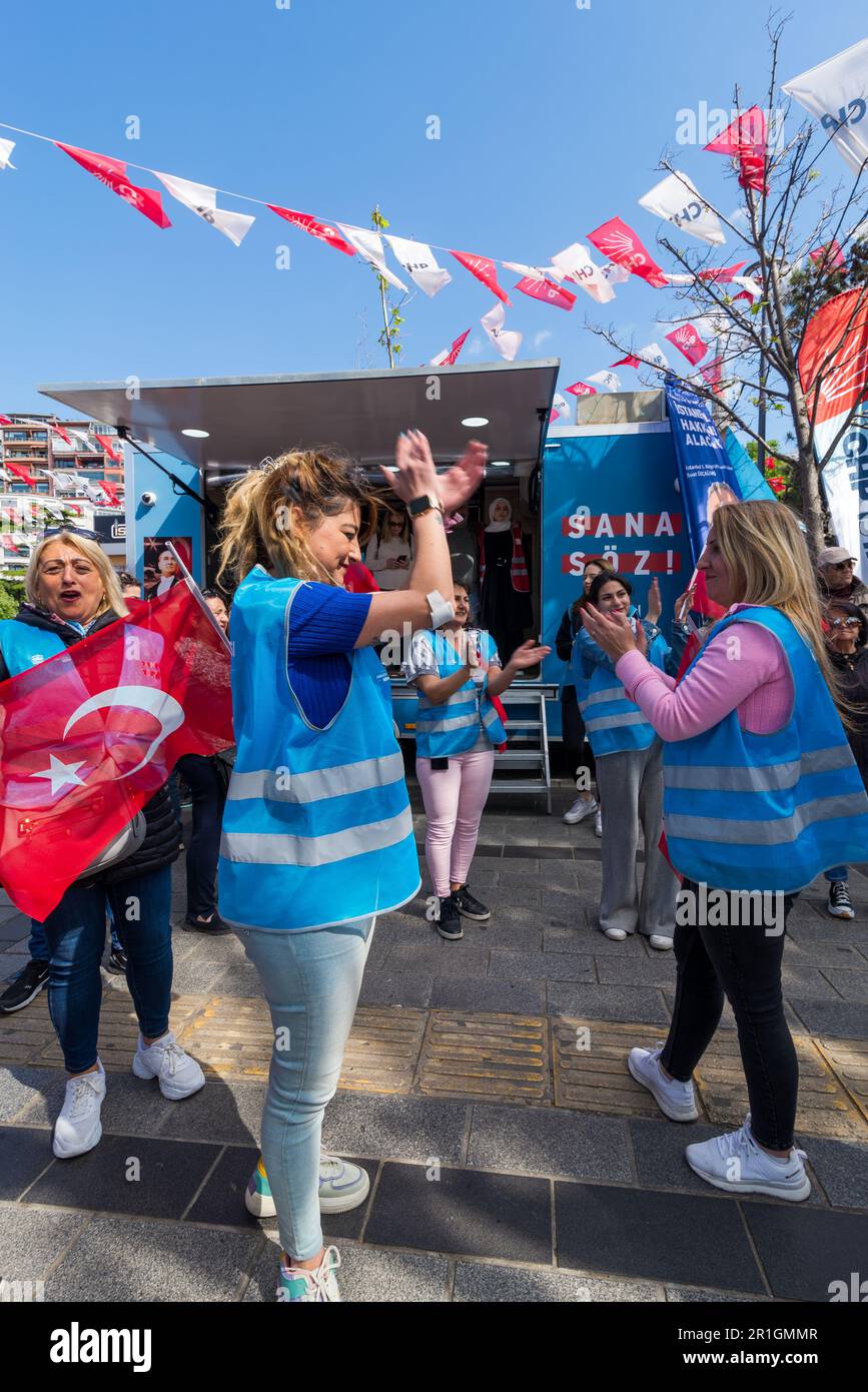 Istanbul, Turchia - 13 2023 maggio: I sostenitori di Kemal Kilicdaroglu ballano mentre tengono le bandiere turche davanti al chiosco del Partito popolare Repubblicano nel quartiere di Uskudar durante le elezioni del 2023 Foto Stock