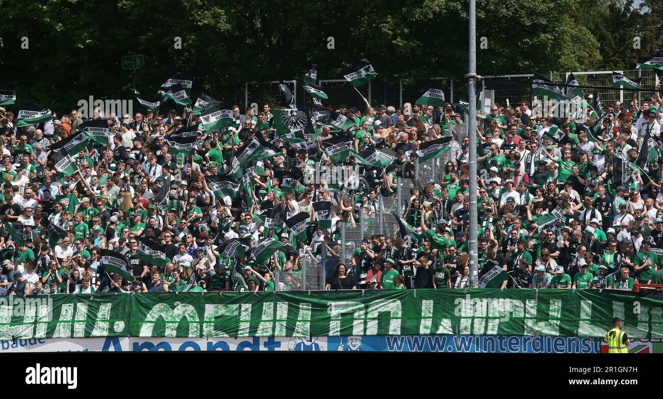 Muenster, Germania. 13th maggio, 2023. firo: calcio 05/13/2023, campionato regionale, campionato regionale, 2022/2023, campionato regionale ovest, Jerk round, 34th matchday SC Preussen Munster, SCP, Prussia Muenster - Rot Weiss Ahlen 3:0, Prussia Munster sale, on, alzano i tifosi, da, Prussia Munster Credit: dpa/Alamy Live News Foto Stock