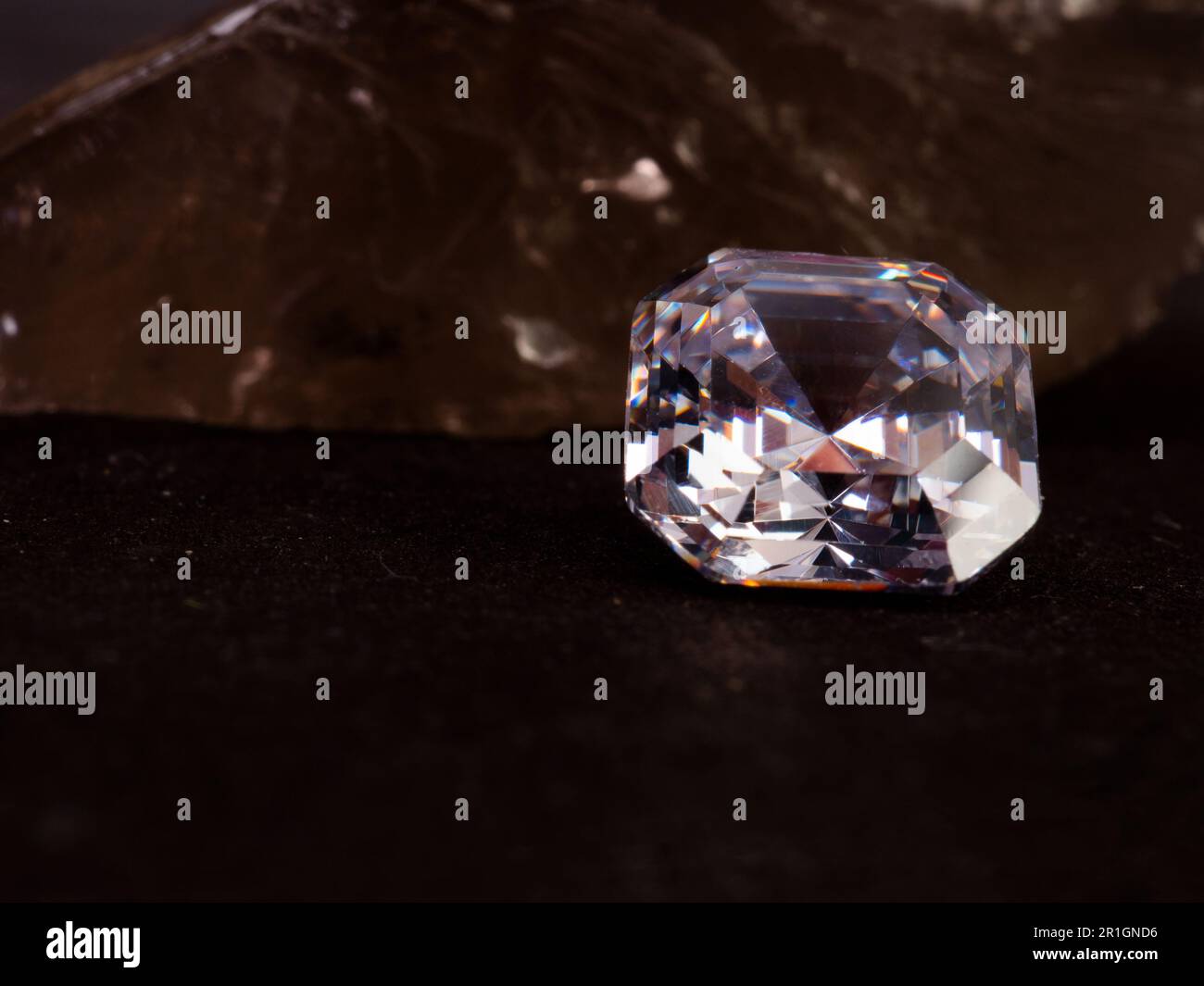 Bel diamante tagliato da asscher e frizzante con fondo in pietra ruvida Foto Stock