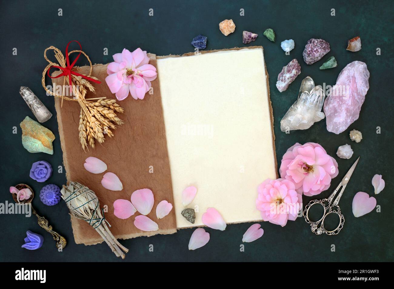 Sciamanica e Wicca magica guarigione cristallo con oggetti occulti, bastone sbavatura, cristalli, fiori di rosa, corn Dolly, taccuino di canapa per incantesimi magici. MYS Foto Stock