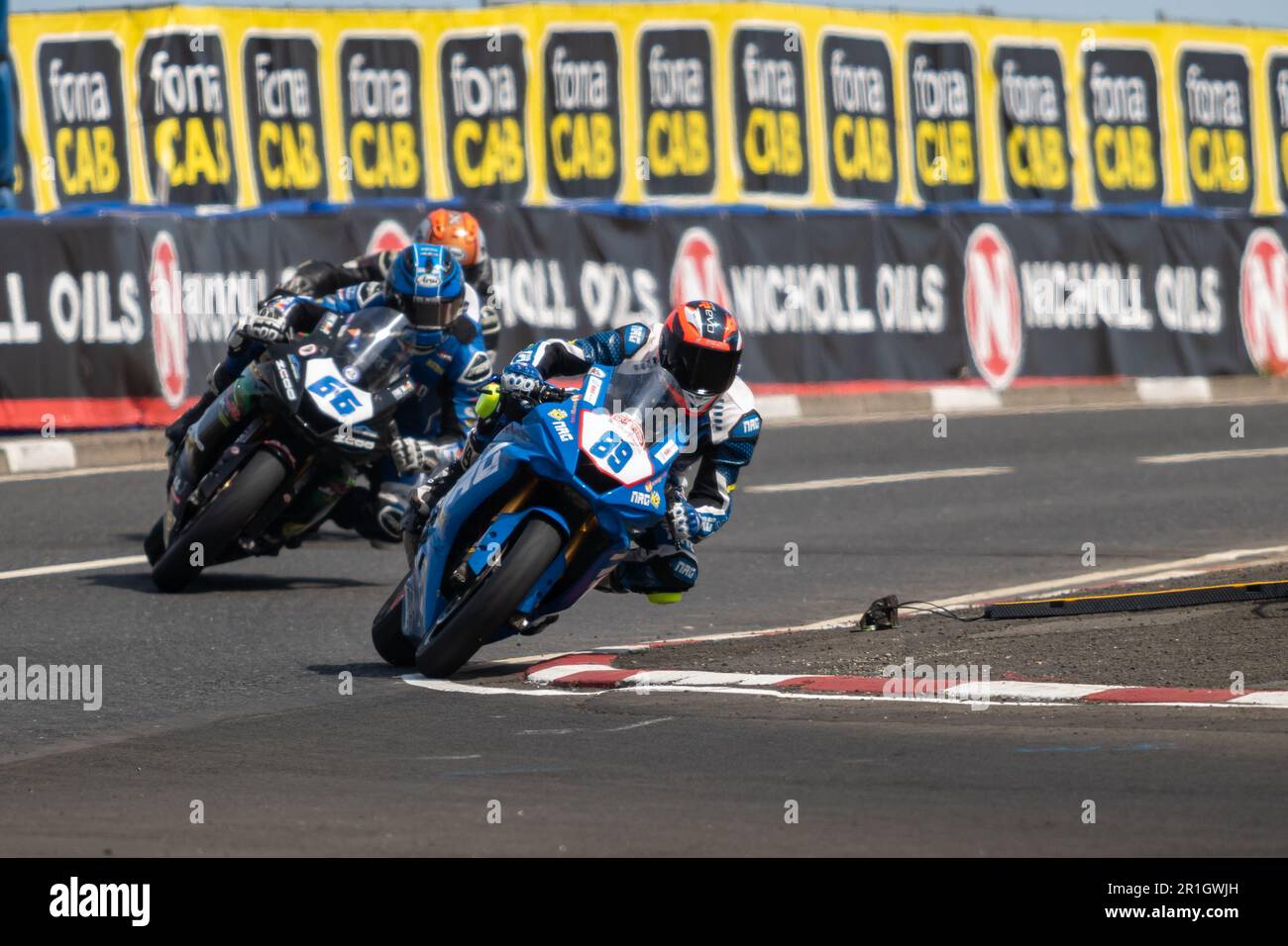 Portstewart, Regno Unito. 13th maggio, 2023. Yann Galli con Ryan Gibson che si allena mentre navigano nella Chicane alla Northwest 200 Race 2 Supersport Class. Davey Todd è stato il vincitore della gara, con Richard Cooper Second e Peter Hickman Third Credit: Bonzo/Alamy Live News Foto Stock