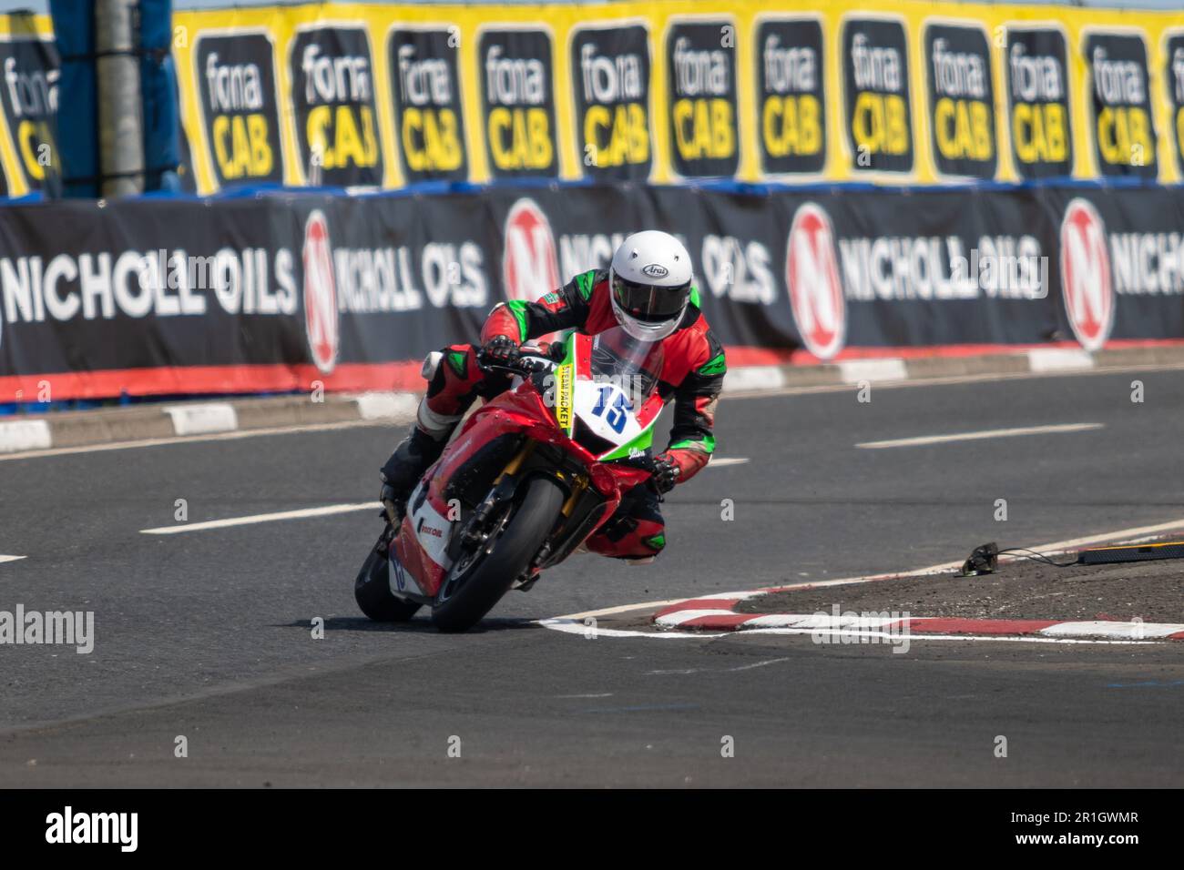 Portstewart, Regno Unito. 13th maggio, 2023. Andy Sellars navigando nella Chicane alla Northwest 200 Race 2 Supersport Class. Davey Todd è stato il vincitore della gara, con Richard Cooper Second e Peter Hickman Third Credit: Bonzo/Alamy Live News Foto Stock