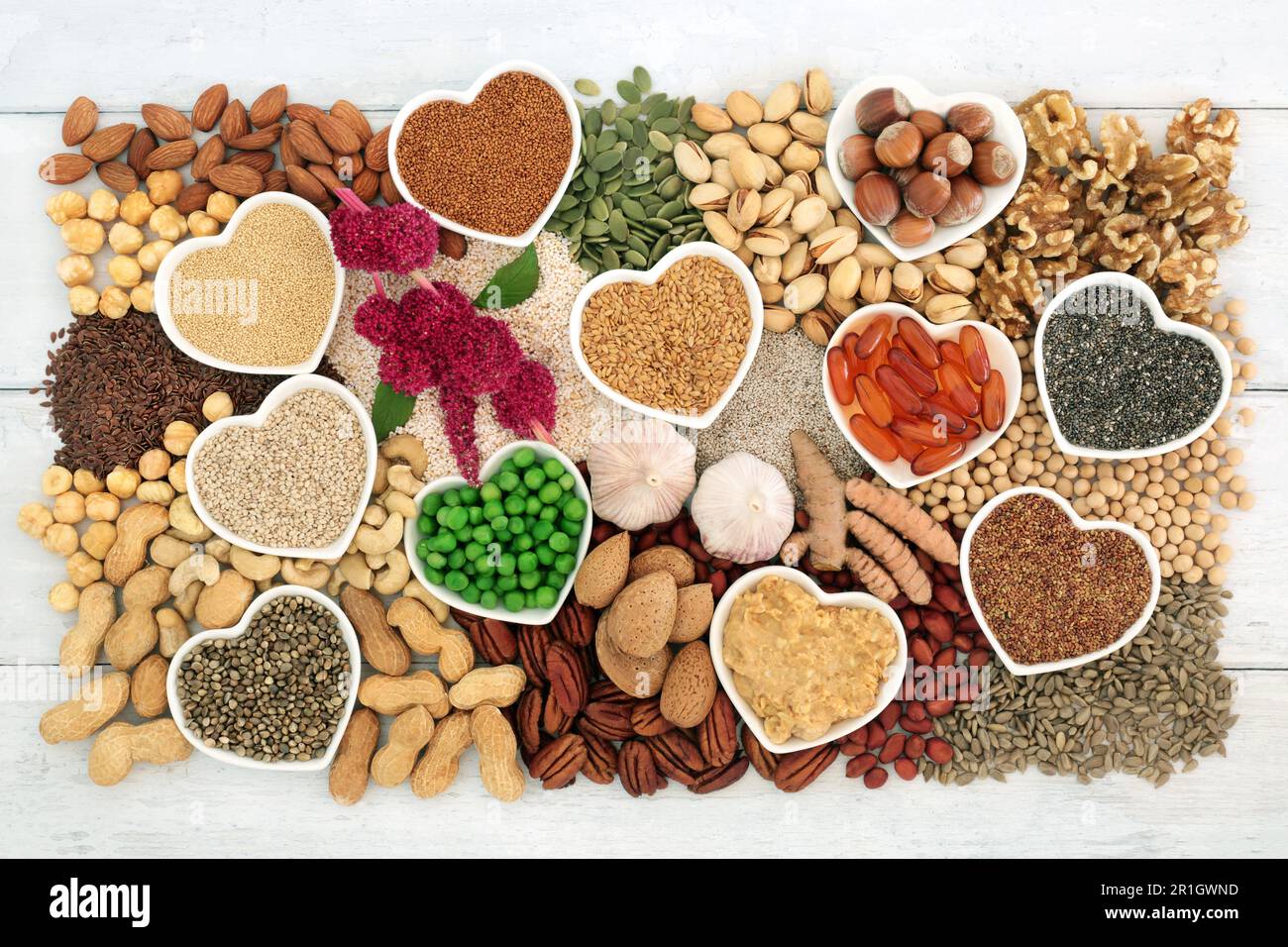 Vegan sano cuore alimentare alto in lipidi acidi grassi essenziali contenenti grassi insaturi buoni per bassi livelli di colesterolo con noci, semi, vitamina e Foto Stock