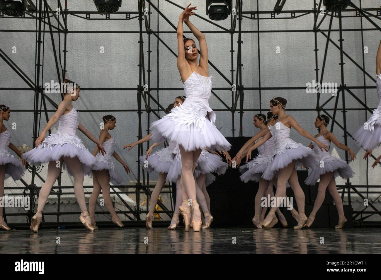 Mosca, Russia. 30th aprile 2023. Esecuzione della troupe del Balletto Imperiale Russo con il programma 'Melodia dell'acqua' su una tappa del VDNH in onore del lancio delle fontane, a Mosca, Russia Foto Stock