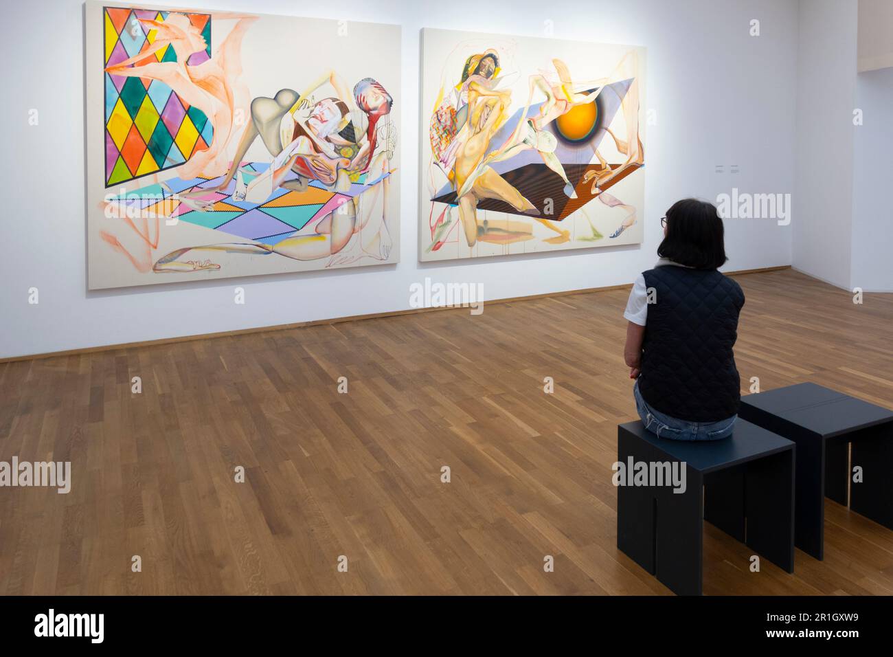 I visitatori del museo d'arte Hamburger Bahnhof guardano i dipinti di Christina Quarters, Berlino, Germania Foto Stock