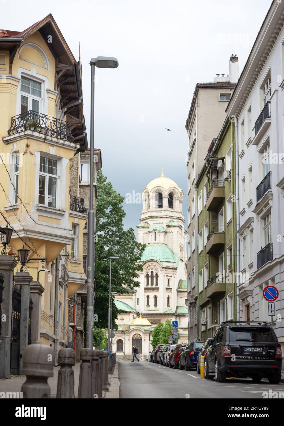 St Alexander Nevsky Cattedrale ortodossa a Sofia, Bulgaria come visto dalla tranquilla strada del quartiere come concetto di esplorazione urbana Foto Stock