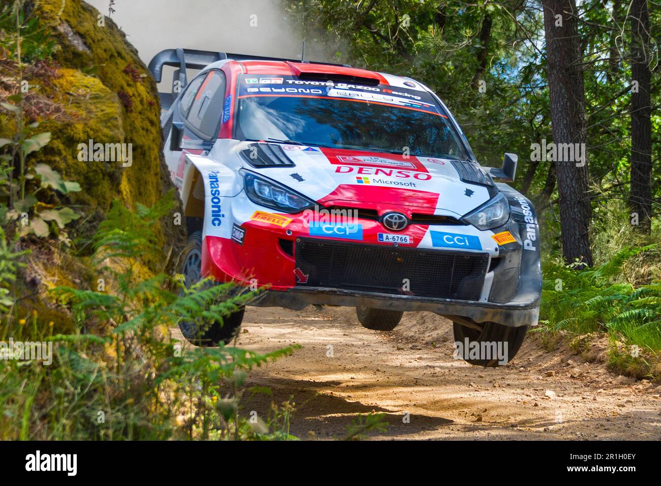 Toyota #18 guidata da T. Katsuta nella terza giornata del Rally WRC Portogallo 2023 salta ad Amarante (Jose Salgueiro/SPP) Credit: SPP Sport Press Photo. /Alamy Live News Foto Stock