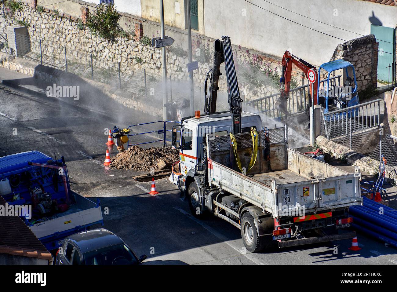 Marsiglia, Francia. 02nd maggio, 2023. I macchinari da costruzione e una perdita di acqua pressurizzata sono visibili in un sito di rinnovo della rete di acqua potabile. La Société Eau de Marseille Métropole, che agisce per conto di Aix Marseille Provence Métropole, sta sostituendo 827 metri di tubi di acqua potabile nel 16th ° arrondissement di Marsiglia. Il rinnovo di questa rete di acqua potabile, iniziato il 2 gennaio 2023, dovrebbe terminare il 28 luglio 2023. (Foto di Gerard Bottino/SOPA Images/Sipa USA) Credit: Sipa USA/Alamy Live News Foto Stock