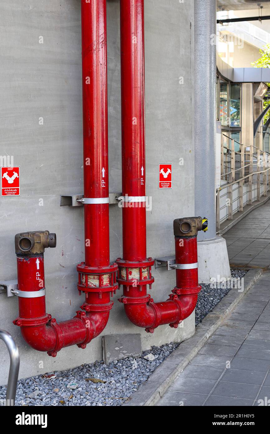 Tubi d'arresto per idranti antincendio o collegamento con la spina antincendio in un edificio alto per l'alimentazione dell'acqua nel sistema quando si è verificata un'emergenza. Concetto di attrezzatura antincendio. Foto Stock Tubi d'arresto per idranti antincendio o collegamento con la spina antincendio in un edificio alto per l'alimentazione dell'acqua nel sistema quando si è verificata un'emergenza. Concetto di attrezzatura antincendio. Foto Stock
