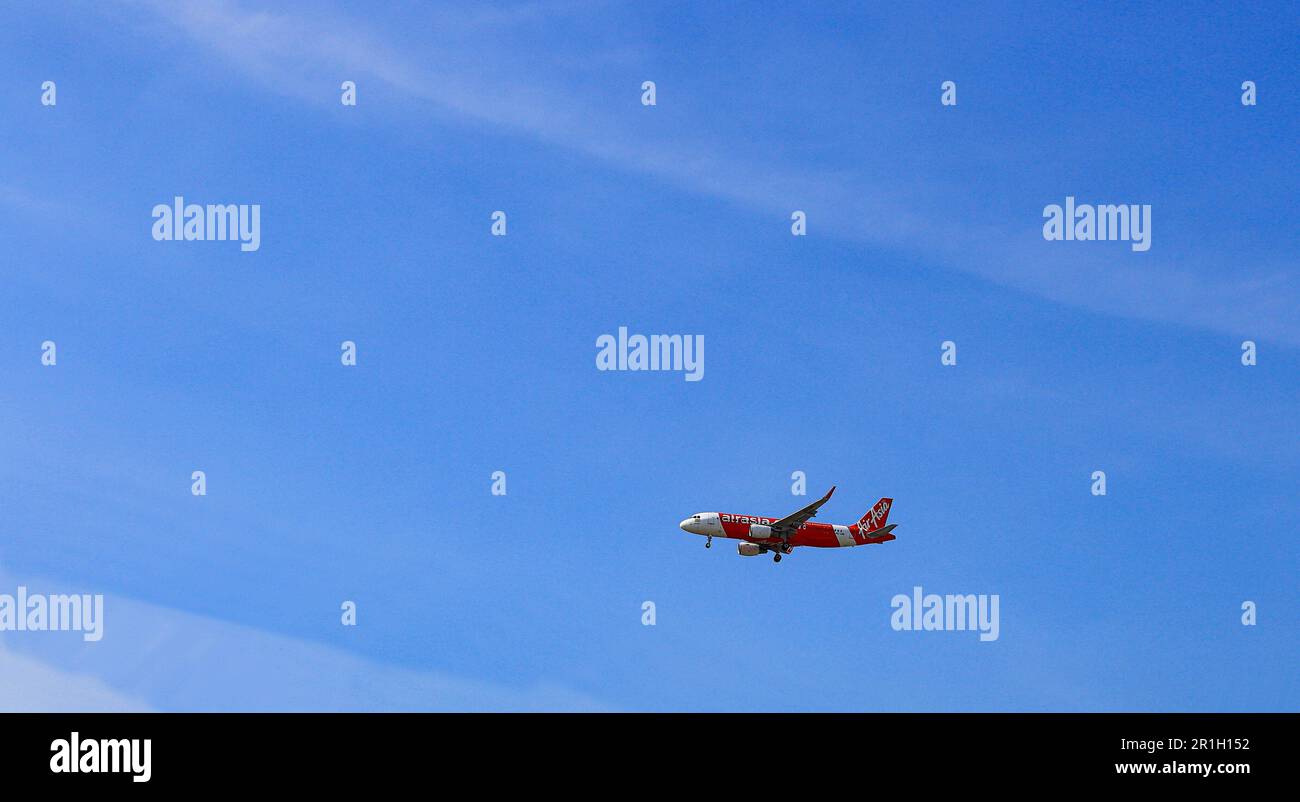 Passeggeri aereo commerciale volare alto con nuvola bianca e bel cielo blu. Concetto di viaggi veloci, vacanze e affari. Foto Stock