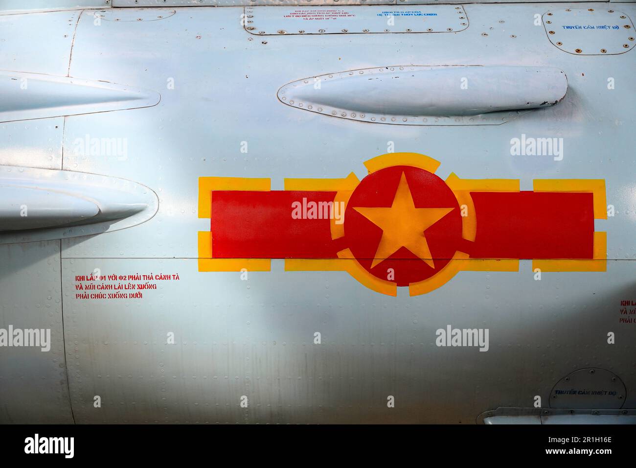 Simbolo dell'aeronautica militare popolare del Vietnam sulla fusoliera da caccia militare. Foto Stock